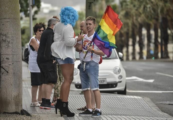 LAS PALMAS DE GRAN CANARIA A 24/06/2017. Este 2017 el lema del orgullo está vinculado a la demanda de la Ley de Igualdad LGTBI que combata los flecos pendientes para la igualdad legal y real. La manifestación discurrió por la avenida de Mesa y López hasta Santa Catalina. FOTO: J.PÉREZ CURBELO