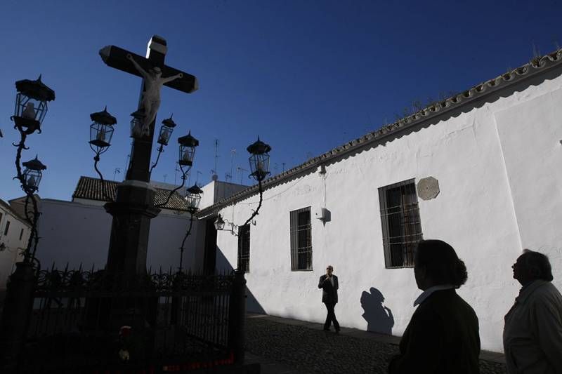 GALERÍA GRÁFICA / Colas para rendir culto a la Virgen de los Dolores