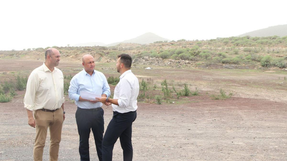 Marcos González, José Domingo Regalado y Rubén García en la zona a desarrollar. | | E.D.