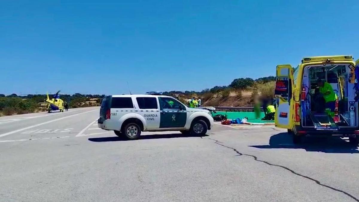 Imagen del accidente y del helicóptero para el traslado.