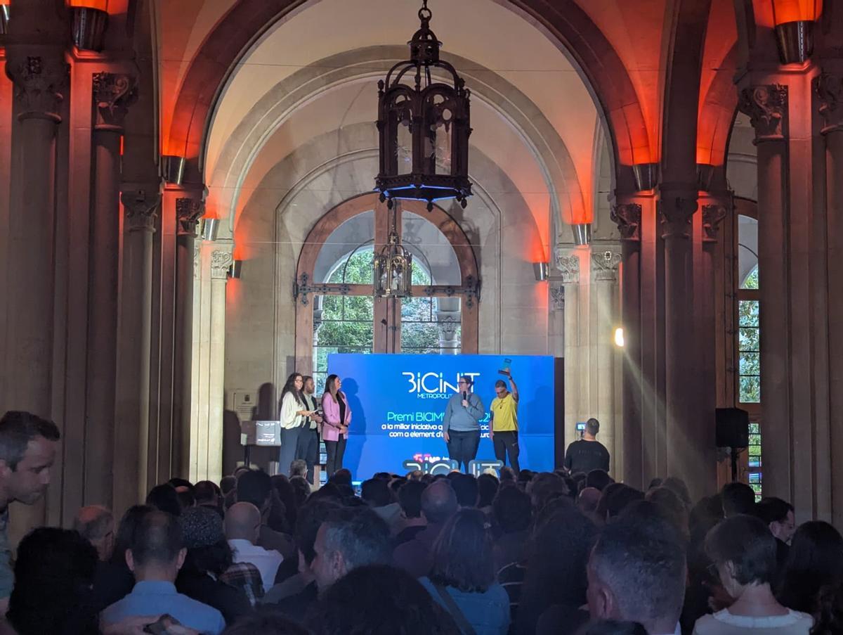 Celebración de la gala Bicinit en el hall de la Universitat de Barcelona.