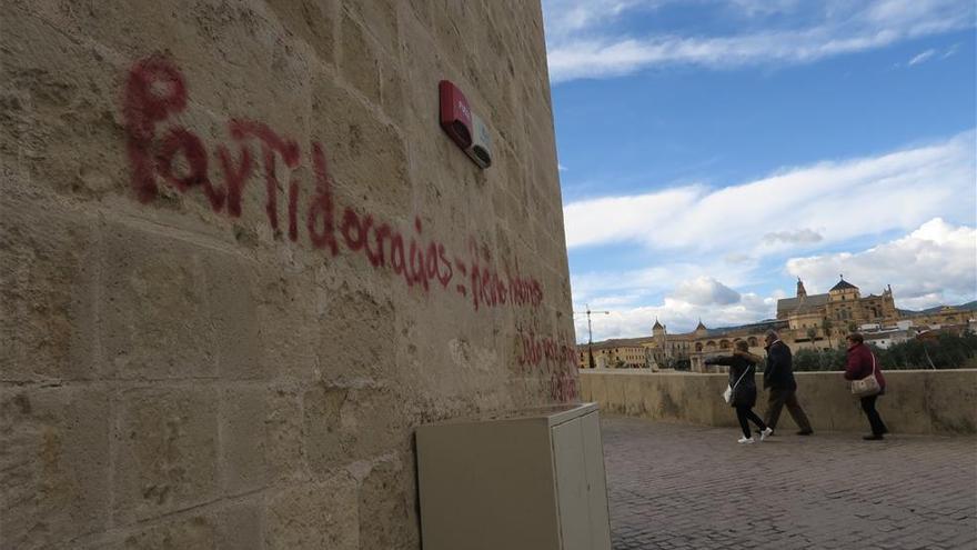 La Policía Local vigila monumentos y zonas de patrimonio para impedir más pintadas