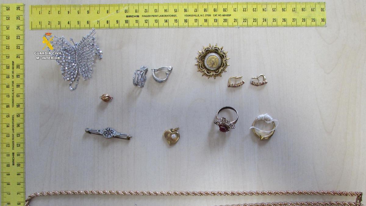 Joyas recuperadas por la Guardia Civil.