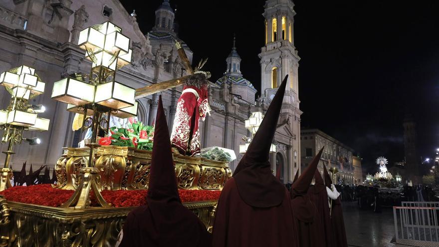 La emoción se apodera de la plaza del Pilar en el Encuentro más esperado de la Semana Santa