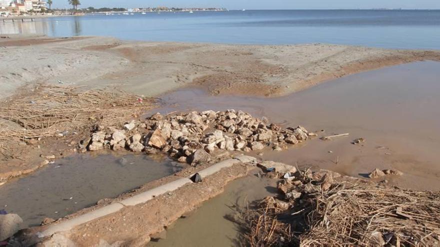 Estado en el que quedó tras el temporal una de las playas de Los Alcázares.