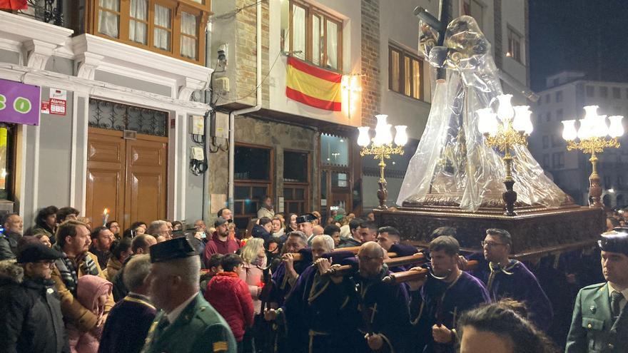 El Nazareno desafía la lluvia (protegido con su impermeable) y llena el centro de Luarca de devoción