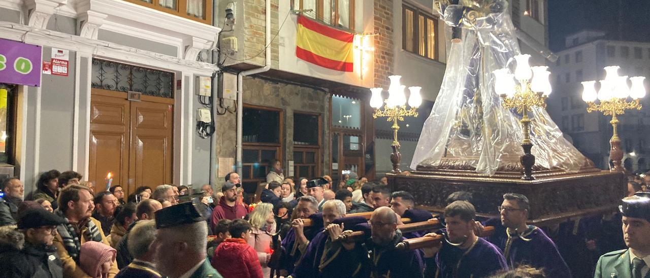 El Nazareno desafía la lluvia (protegido con su impermeable) y llena el centro de Luarca de devoción