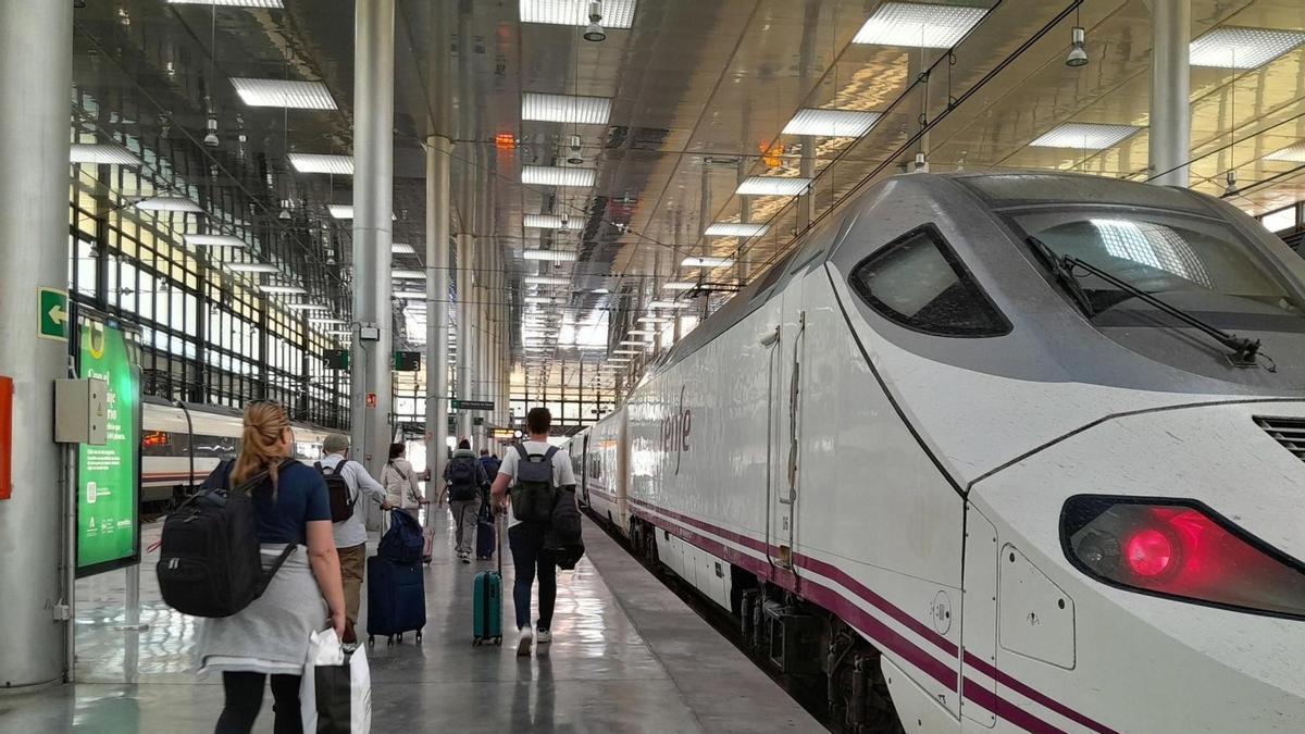 Imagen de archivo de un tren Alvia en una estación