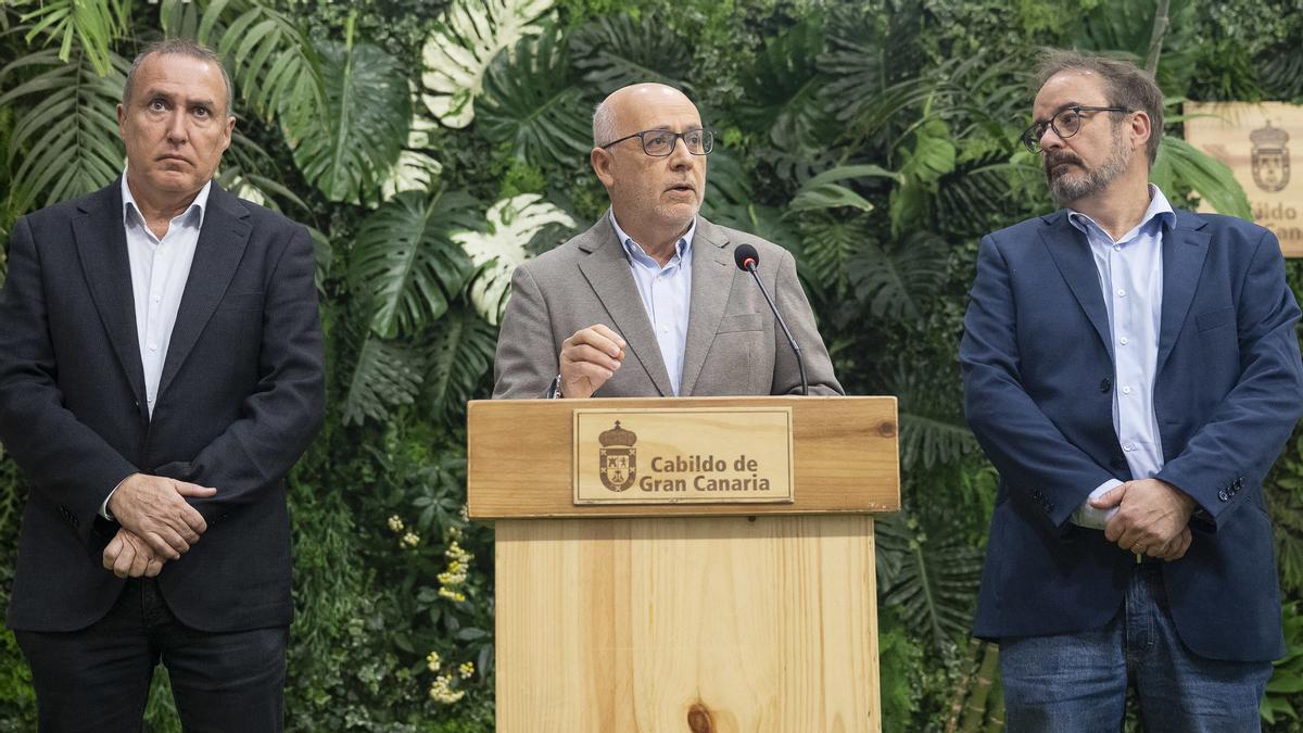 El presidente del Cabildo de Gran Canaria, Antonio Morales, el consejero de Medio Ambiente, Clima, Energía y Conocimiento, Raúl García Brink, y el director insular de Energía y Clima, Alexis Lozano.