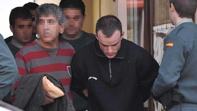 El detenido custodiado ayer por agentes de la Guardia Civil a la salida del Cuartel de Almoradí pco antes de su traslado al juzgado de Orihuela