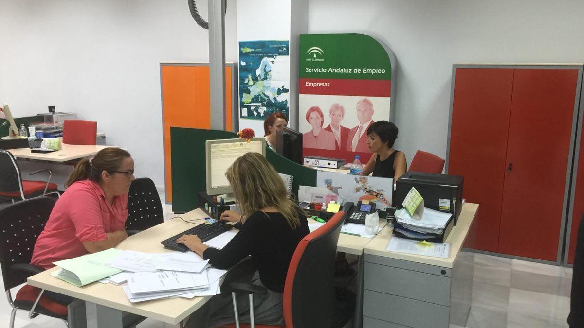 Una joven se registra en una oficina del Servicio Andaluz de Empleo.