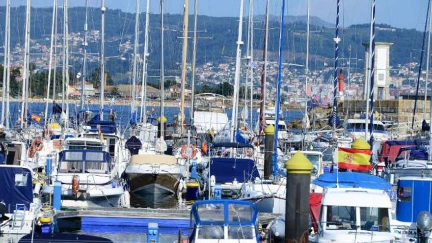 Los extranjeros que visitan la comarca en barco amplían su estancia en los puertos deportivos