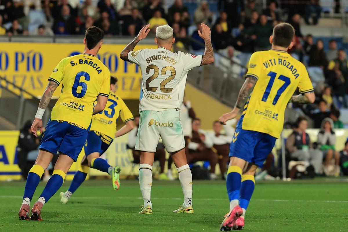 Stoichkov se lamenta tras una ocasión