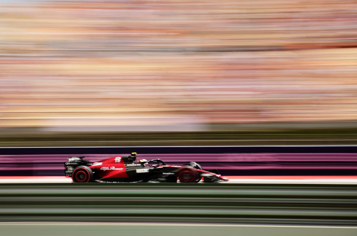  El piloto chino de Fórmula 1, Guanyu Zhou, del equipo Alfa Romeo, durante la primera sesión de los entrenamientos libres en la segunda jornada del GP de España de F1, que se celebra este fin de semana en el Circuito de Barcelona. 