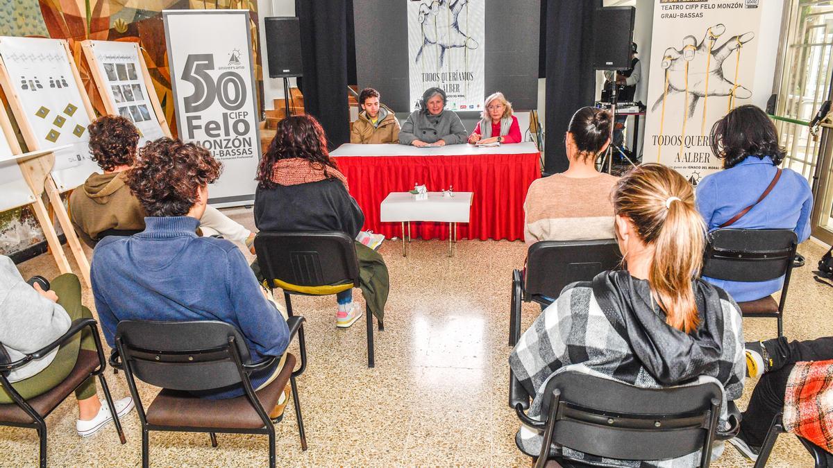 Presentación de la obra `Todos queríamos a Alber’ en el Teatro del CIFP Felo Monzón Grau-Bassa por parte de Adela Palomo, Iván Álamo y Generosa González.