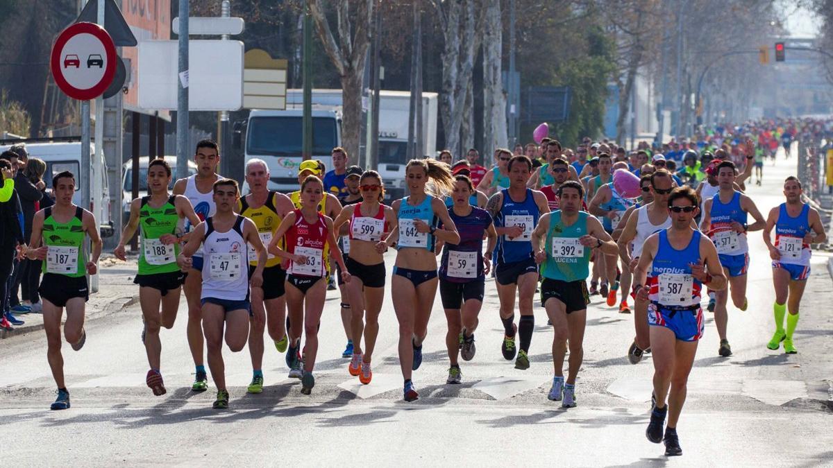 Un grupo de atletas, durante la Media Maratón Ciudad de Lucena.