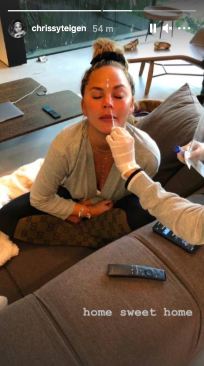 Chrissy Teigen haciéndose una PCR