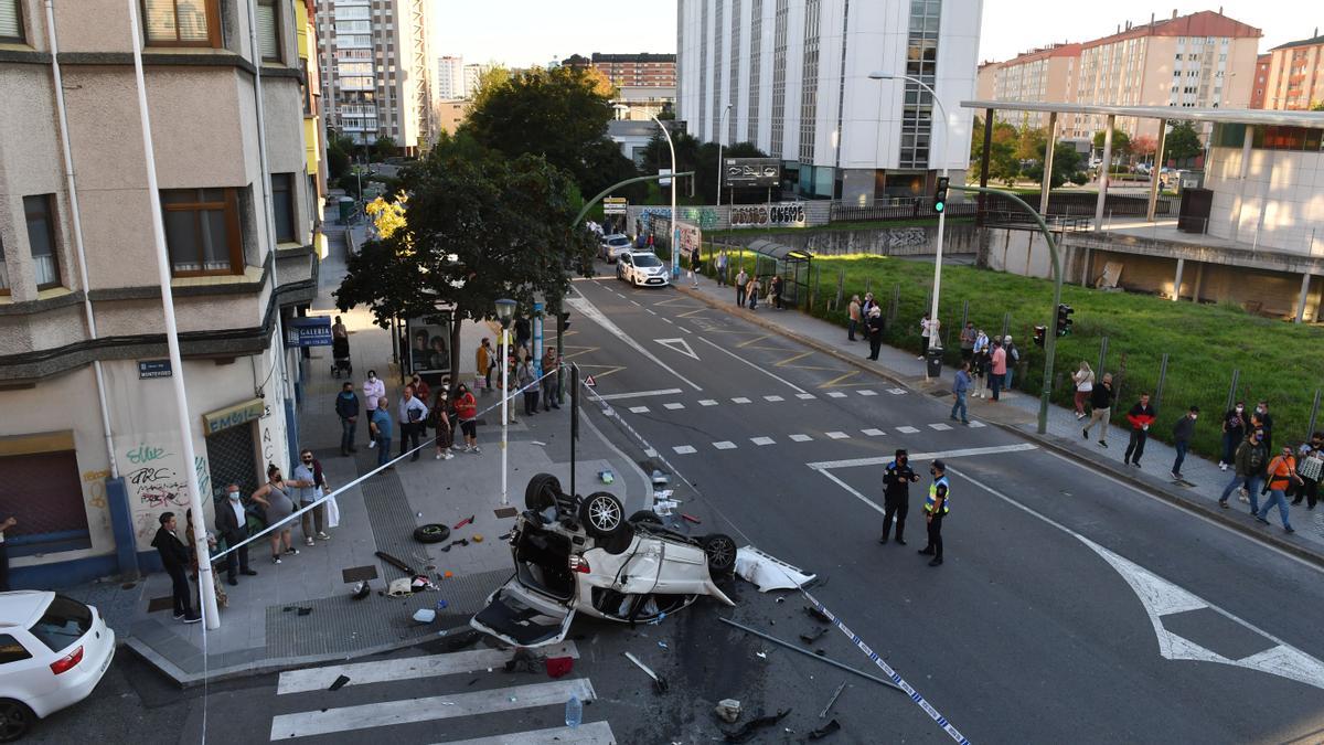 Espectacular accidente en la ronda de Outeiro con un coche precipitado a la calle Caballeros