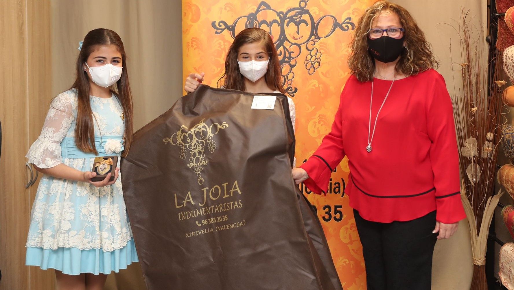 La corte infantil recibe su traje para las Fallas de Septiembre