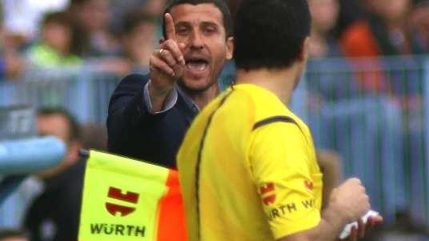 Javi Gracia protesta una decisión del asistente de Iglesias Villanueva, ayer ante el Madrid.