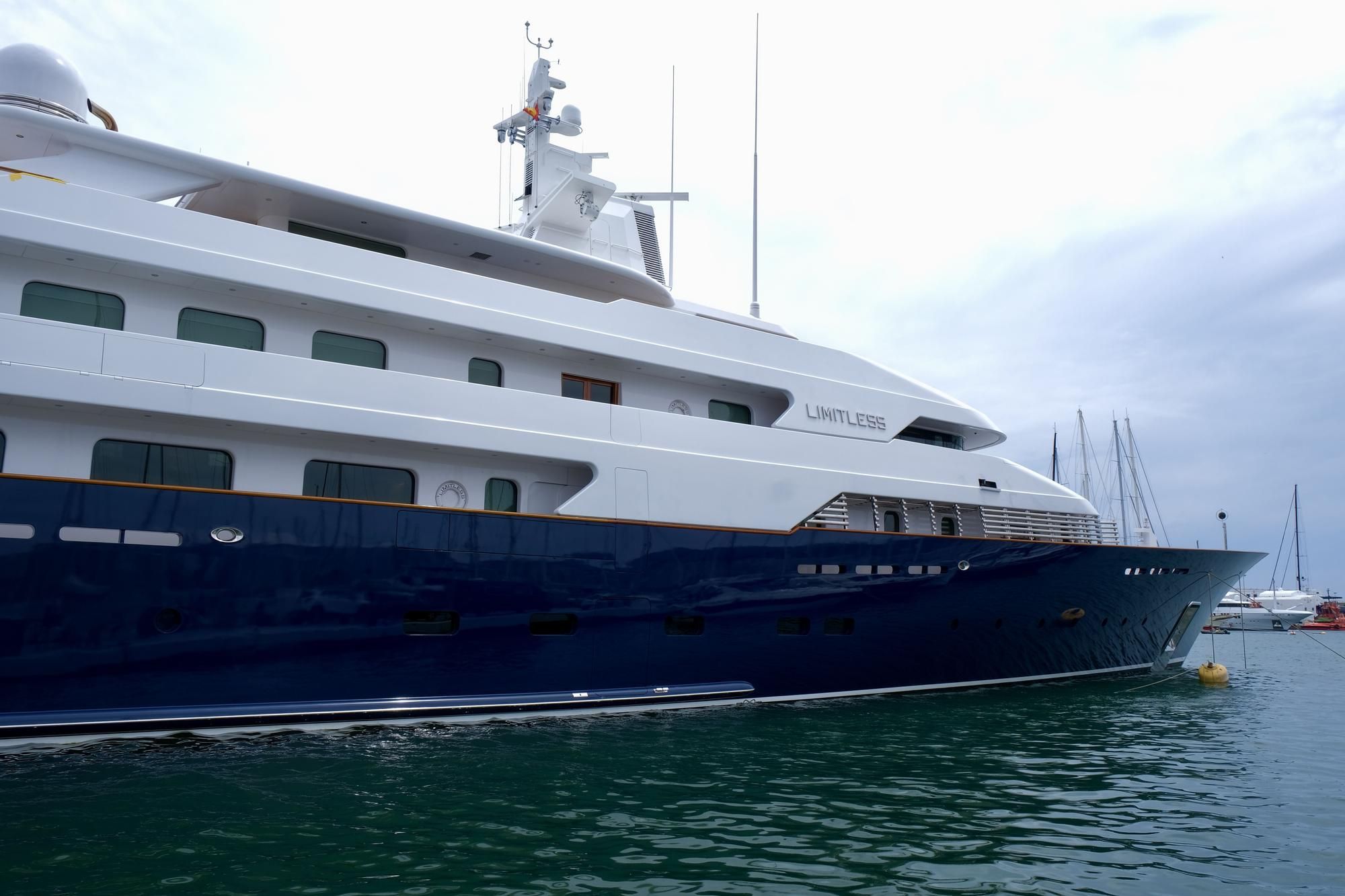 Zum Greifen nah: Die Megayacht "Limitless" in Palma de Mallorca