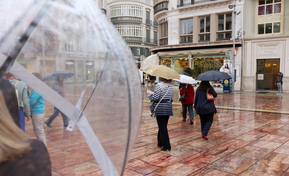 El Centro de Málaga ha vivido un viernes pasado por agua.