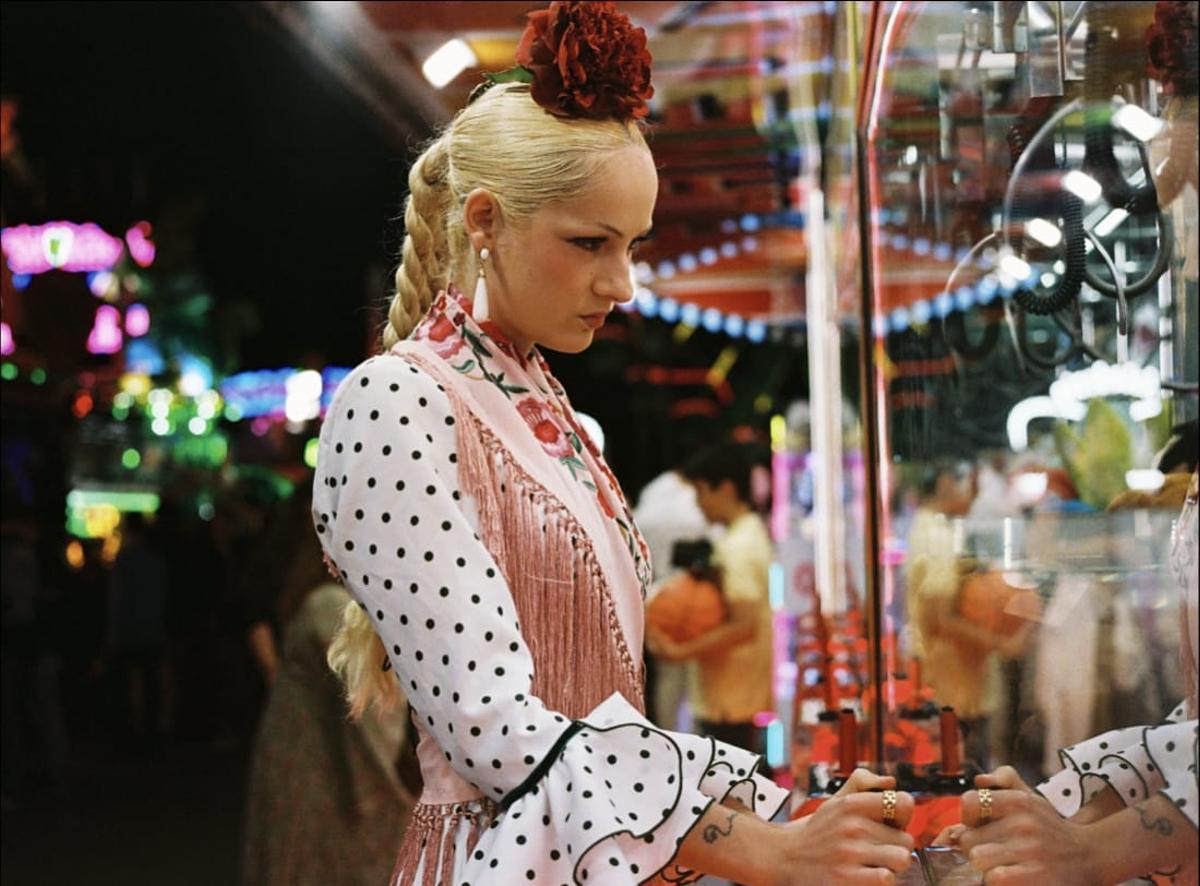 Fotografía de la exposición fotográfica ‘Periferia’, que pone el foco en lo cotidiano y lo invisible de la Feria de Sevilla en Casa Fabiola