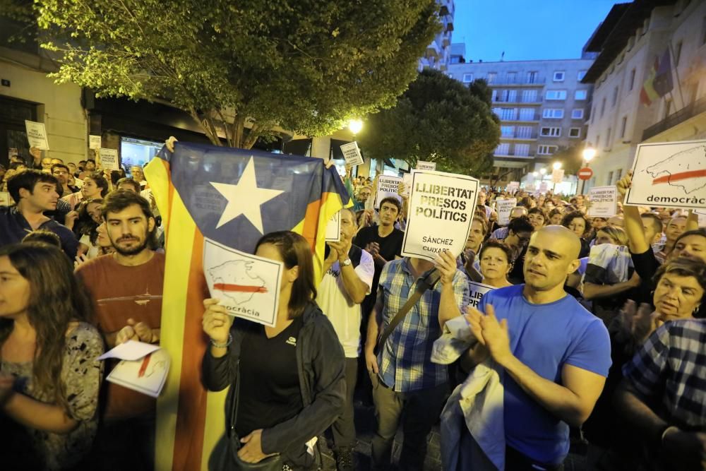 Más de mil personas piden en Palma la liberación de Sánchez y Cuixart