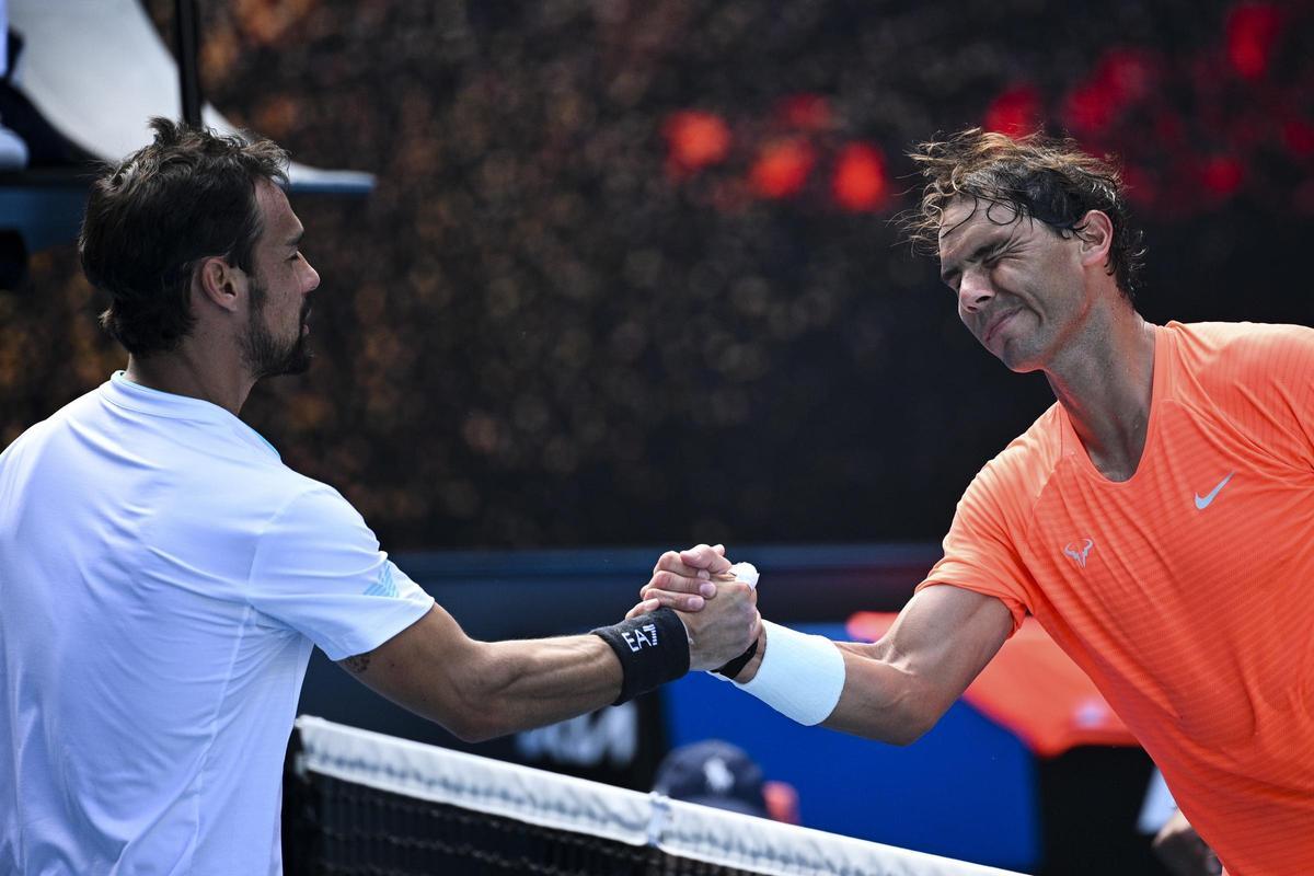 Nadal felicita a Fognini después del enfrentamiento de ambos en el Open de Australia en 2021.