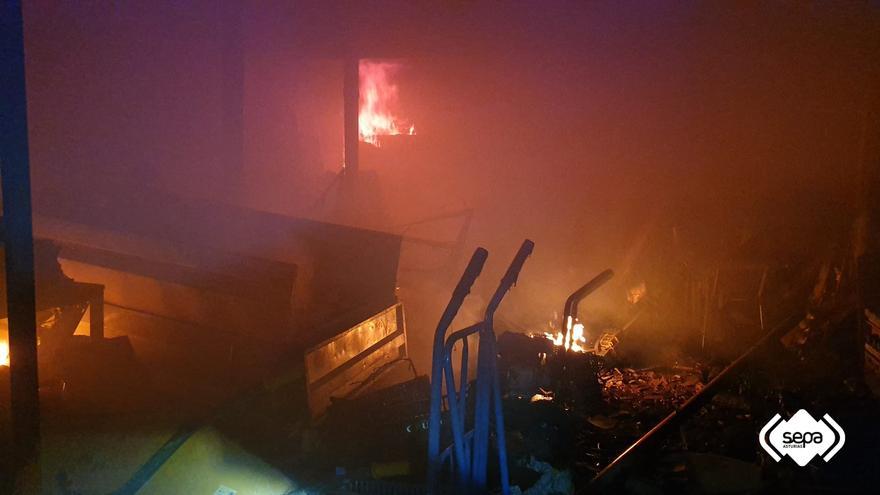 Los bomberos extinguen un fuego que calcinó una vivienda en Carreño