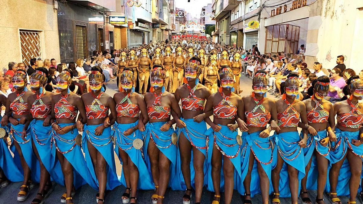 A parade of the Moors and Christians festivities of Novelda. | ÁXEL ÁLVAREZ A parade of the Moors and Christians festivities of Novelda. | ÁXEL ÁLVAREZ