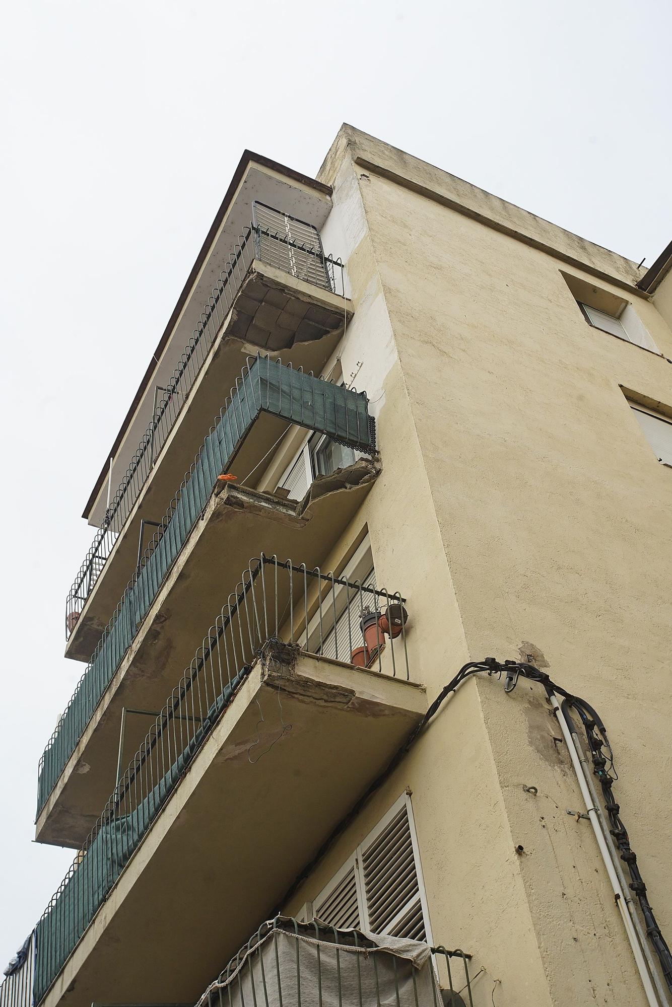 Es desprenen parts de dos balcons d'un bloc de pisos de Salt