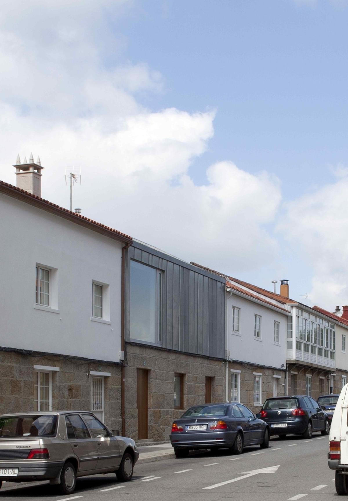 Premio Gran de Area 2014, del COAG, por una casa en Silleda, y Mención Especial Premio Juana de Vega de Arquitectura 2014.