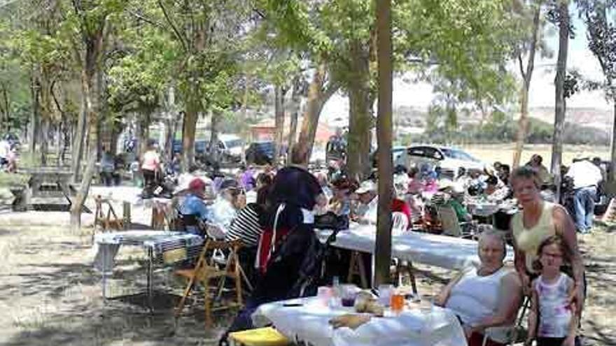 Socios del Hogar de Mayores celebran una convivencia