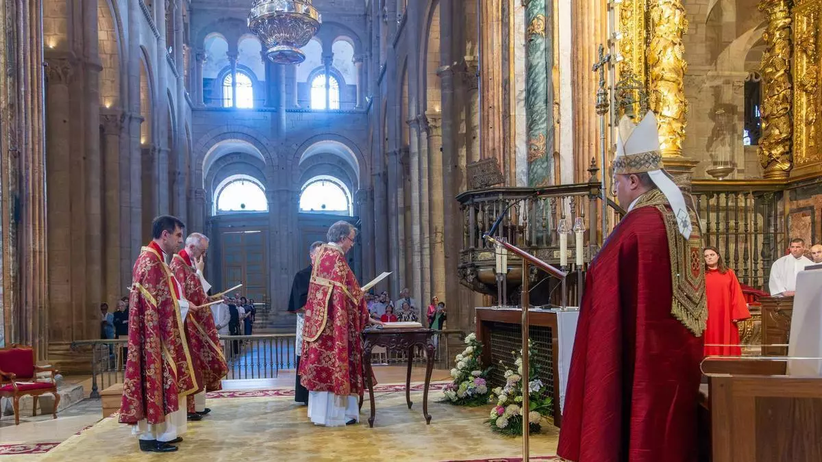 Los nuevos canónigos del cabildo toman posesión de sus cargos en la Catedral de Santiago