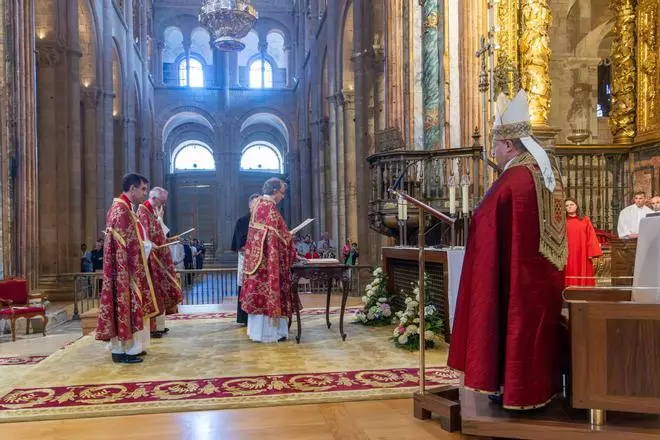 El arzobispo de Santiago preside la toma de posesión de tres nuevos canónigos en la Catedral