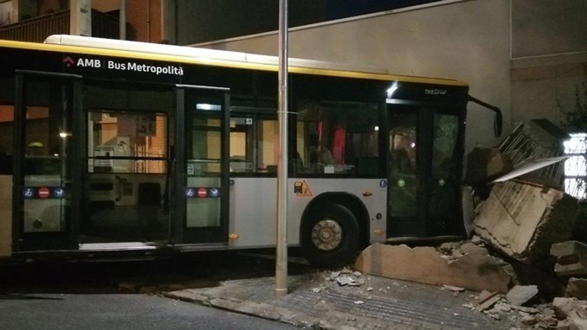 Un autobús sin pasajeros se empotra contra el muro de una casa en Montgat (Barcelona).