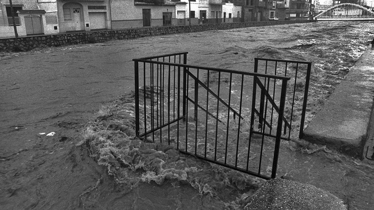 El barranco de Beniopa, en la crecida de febrero de 1996, cuando estuvo a punto de desbordarse, pero resistió gracias a las obras acometidas tras la catástrofe de 1987.