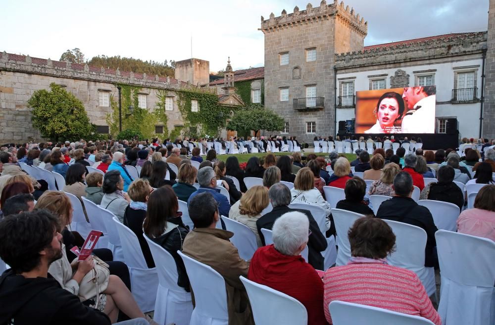 La emisión de la ópera al aire libre, impulsada por FARO DE VIGO con la colaboración del Concello, llenó el pazo de Castrelos