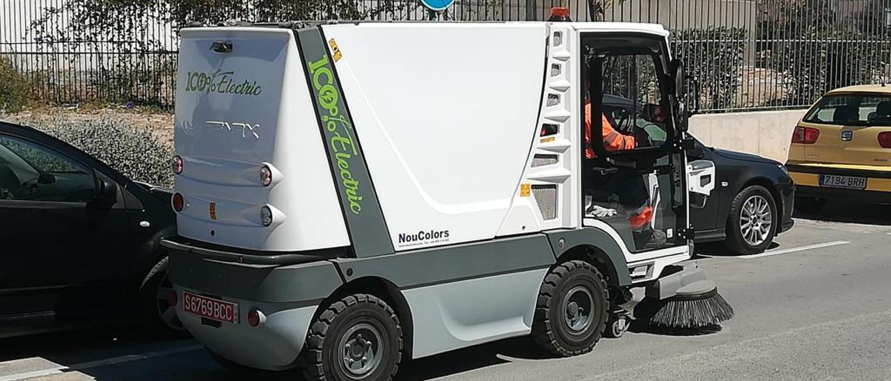 Una de las máquinas, limpiando en calles del municipio.