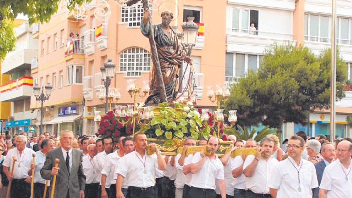 La Procesión de San Pedro Apóstol y la Ofrenda de Frutos al Santo   Patrón son algunas de las actividades más emblemáticas y seguidas   del programa festivo pinatarense