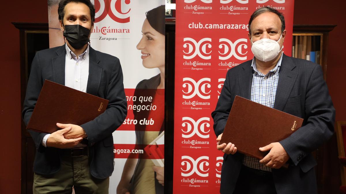 Jorge Blasco, CEO de Embou, y el director de Cámara Zaragoza, José Miguel Sánchez, en la firma del acuerdo.