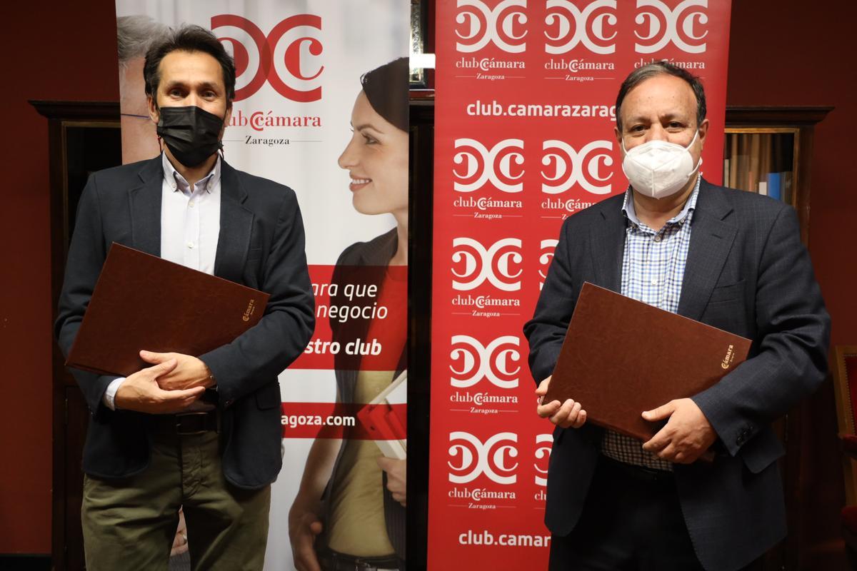 Jorge Blasco, CEO de Embou, y el director de Cámara Zaragoza, José Miguel Sánchez, en la firma del acuerdo.