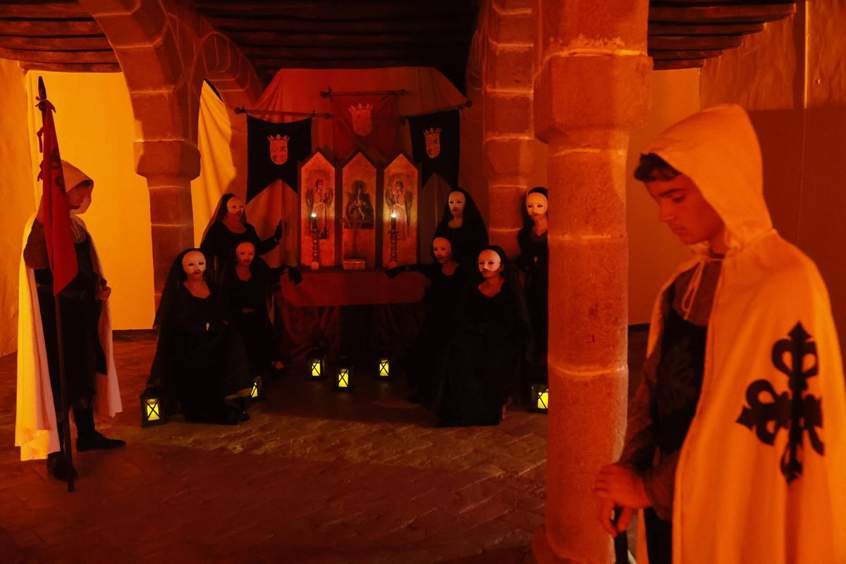 Belalcázar se rinde a 'El halcón y la columna' en el vigésimo aniversario de su primera representación