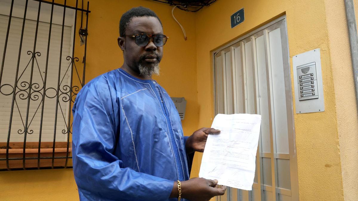 Mamadou Dioume, vecino de Virgen del Remedio, muestra el documento que firmó con la empresa de desokupación.