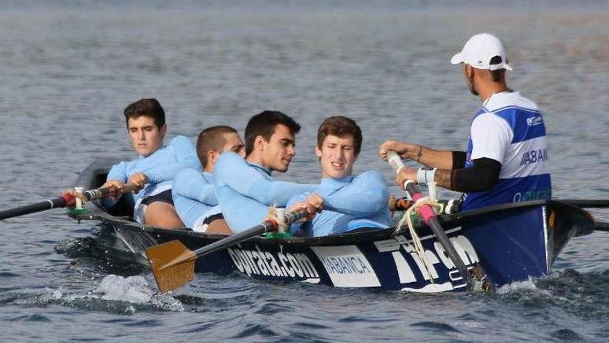 Los juveniles de Tirán, en plena regata.