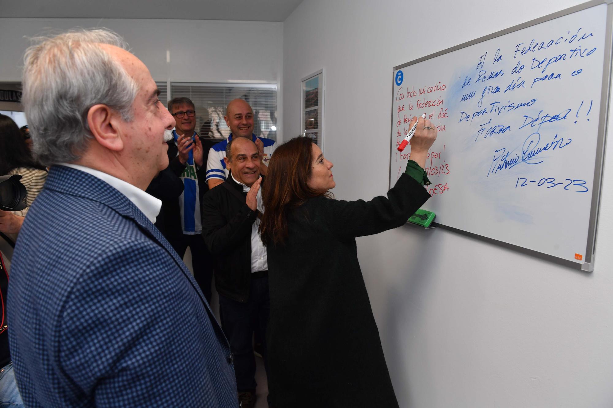 Inés Rey y Antonio Couceiro coinciden en la inauguración del nuevo de la Federación de Peñas Deportivistas en Riazor