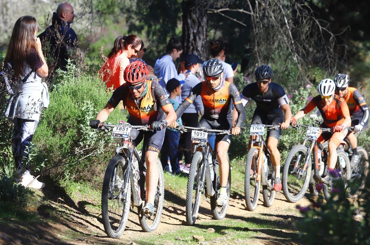 Un grupo de corredores, durante una prueba de bicicleta de montaña.