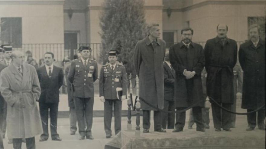 1993.  Roldán, a la izquierda, en la toma de posesión del nuevo director de la Guardia Civil, Fernando Cardenal, a la derecha.