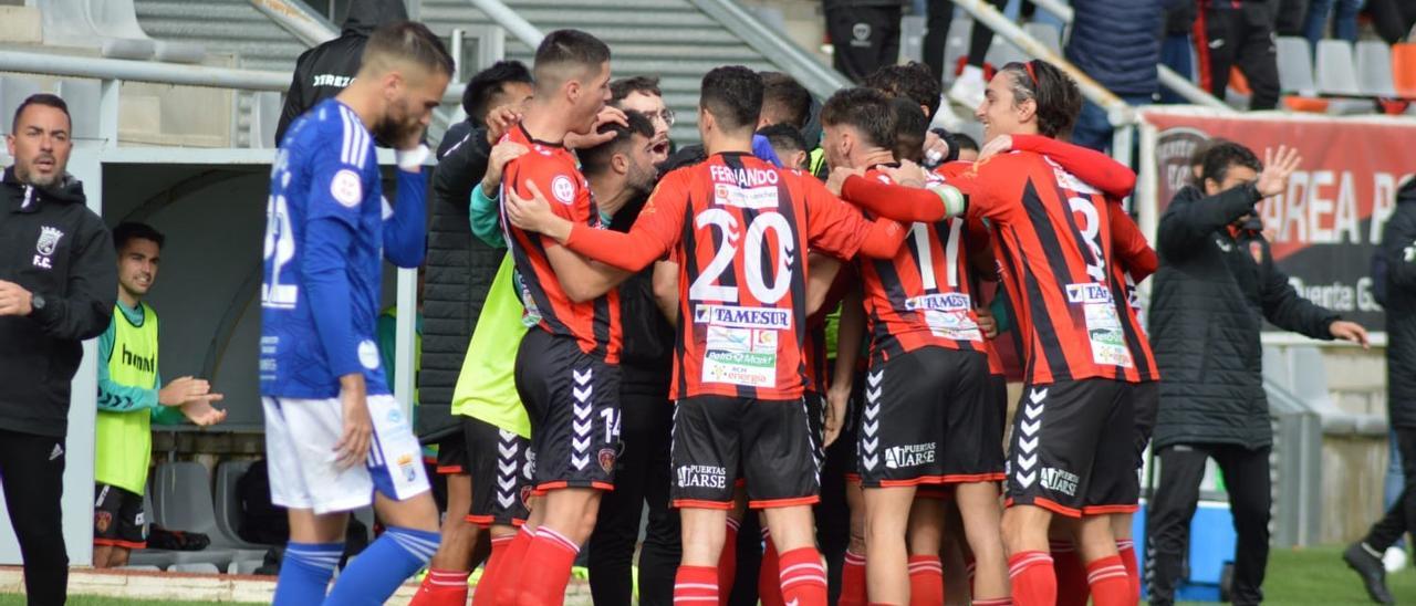 Los futbolistas del Salerm Puente Genil celebran un gol ante el Xerez, en el Manuel Polinario.